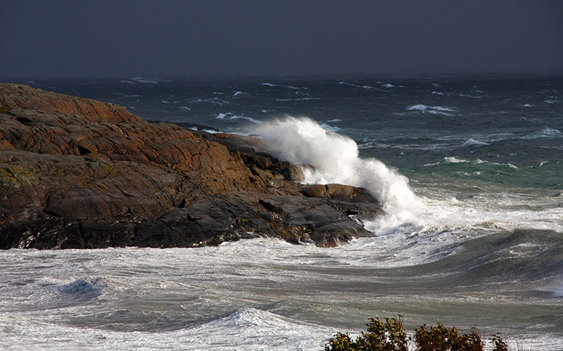 Store bølger som treffer et svaberg.